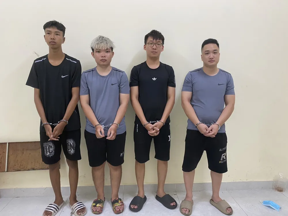 Khoa, Tuấn, Hùng và Dũng (từ trái qua), nhóm nhân viên tiệm cầm đồ tại cơ quan điều tra. Ảnh: CA Bắt 2 thanh niên dùng ớt bôi lên mắt xe ôm để cướp ở quận 4