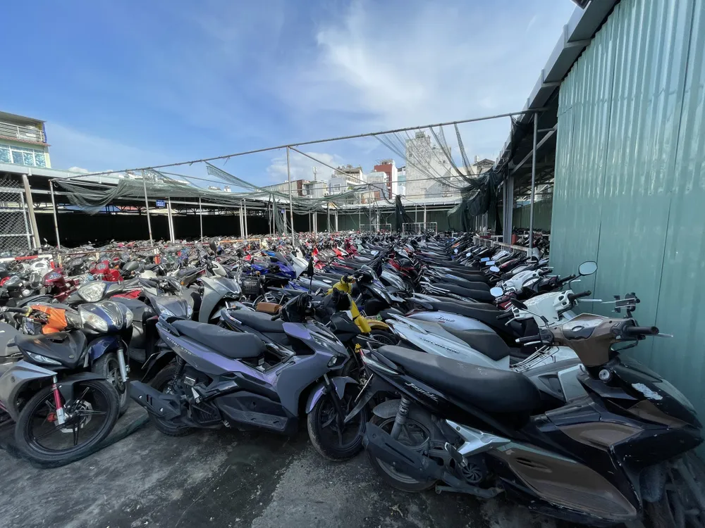 Công an phát hiện số lượng lớn xe gian, bị đục số khung số máy từ các kho bãi xe của tiệm cầm đồ. Ảnh: CA Bắt 2 thanh niên dùng ớt bôi lên mắt xe ôm để cướp ở quận 4