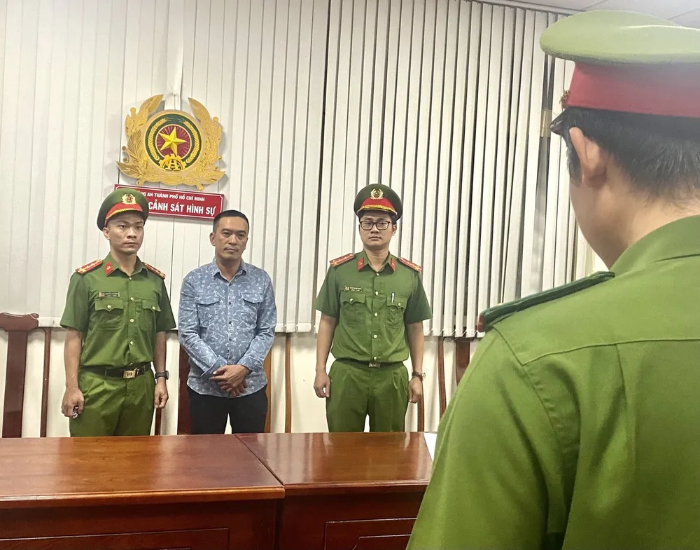 Khoe còng số 8, 'nổ' làm ở Bộ Công an để lừa 9 tỉ