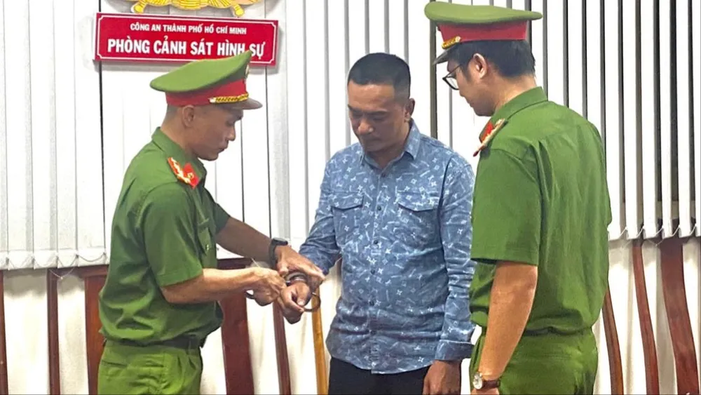 Khoe còng số 8, 'nổ' làm ở Bộ Công an để lừa 9 tỉ