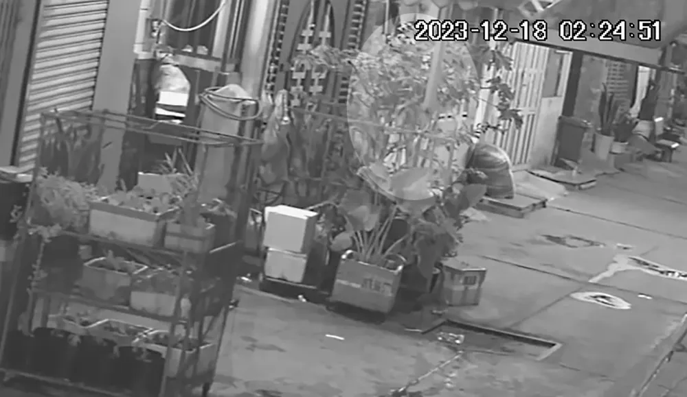 Điều tra vụ trộm leo khung sắt, đột nhập nhà dân lấy 3 điện thoại, 1 iPad