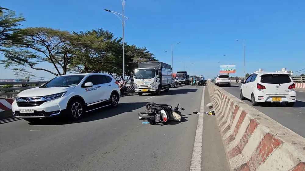 Xe ô tô bỏ chạy sau khi va xe máy chở 3 người đang đi làm đám tang