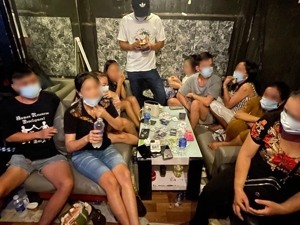 Bắt sòng bạc có 7 phụ nữ đang sát phạt ở phố Tây