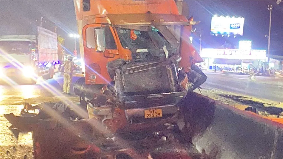 Container tông dải phân cách, trụ điện và giá lông môn, tài xế mắc kẹt