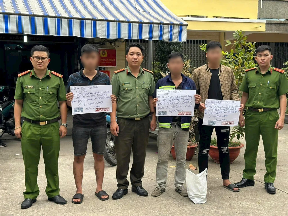 Công an phát hiện nhóm ba thanh niên thường xuyên lợi dụng đêm tối đi dán quảng cáo trái phép. Ảnh: HT Đang dán quảng cáo chui, bị Tổ 363, Công an quận 5 phát hiện