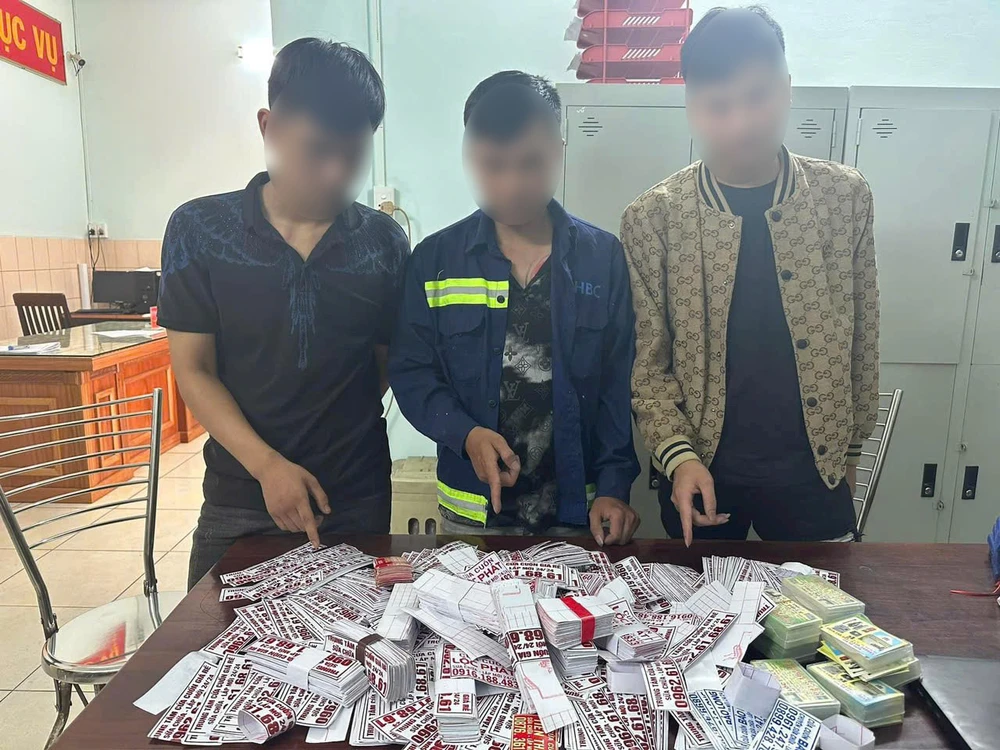 Công an thu giữ tổng cộng 1000 mẩu quảng cáo với nội dung sửa chữa cửa cuốn. Ảnh: HT dang-dan-quang-cao-chui-bi-to-363-cong-an-quan-5-phat-hien-4-6109.jpg