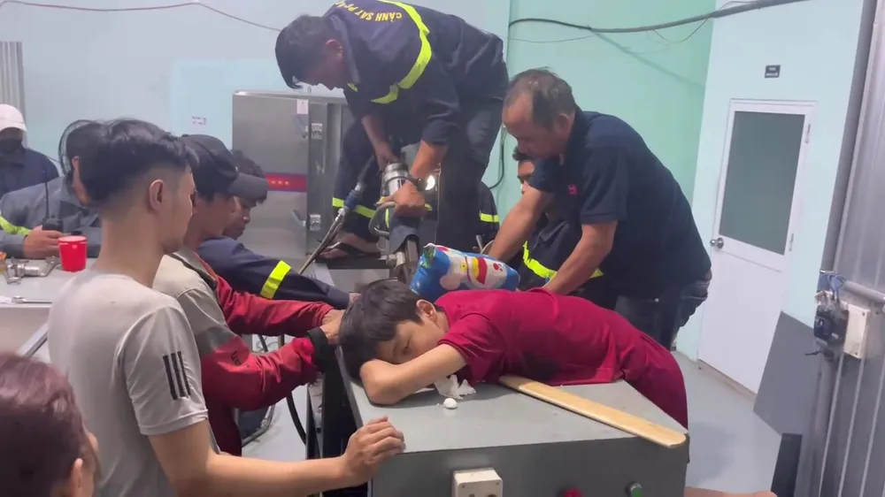 Cảnh sát cứu thanh niên 17 tuổi bị máy trộn bột cuốn tay phải vào trong
