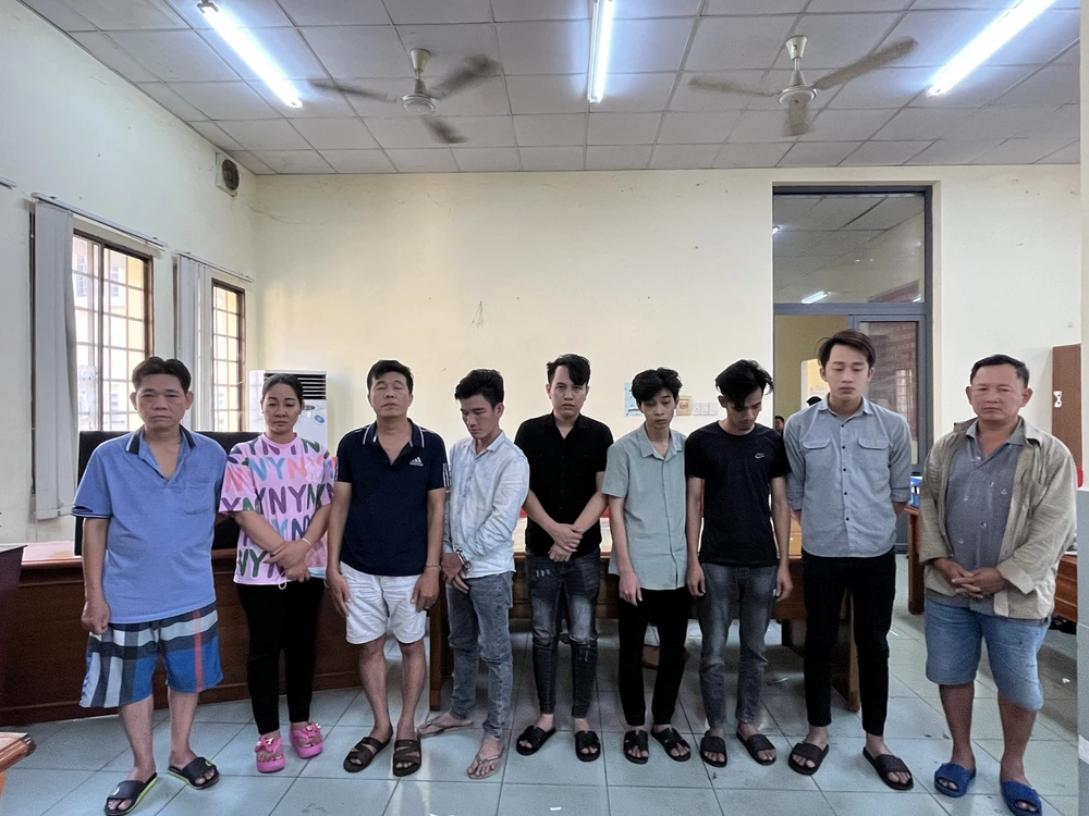 8 người gầy sòng cá độ đá bóng ở quán cà phê để hút khách