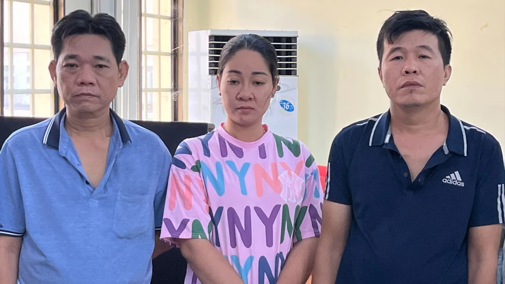 8 người gầy sòng cá độ bóng đá ở quán cà phê để hút khách