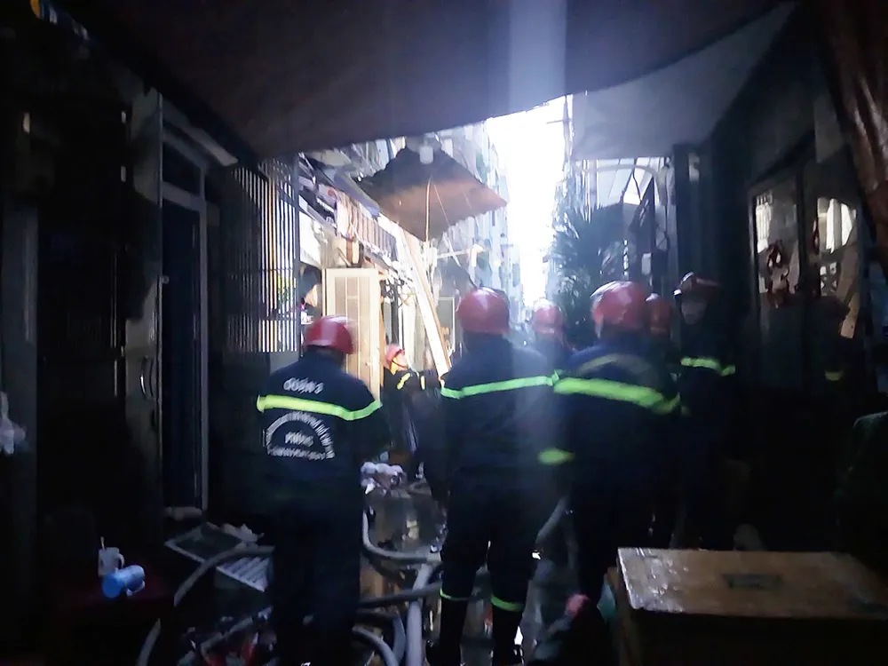 Cháy nhà trong hẻm Phố ẩm thực Bàn Cờ, quận 3 lúc rạng sáng