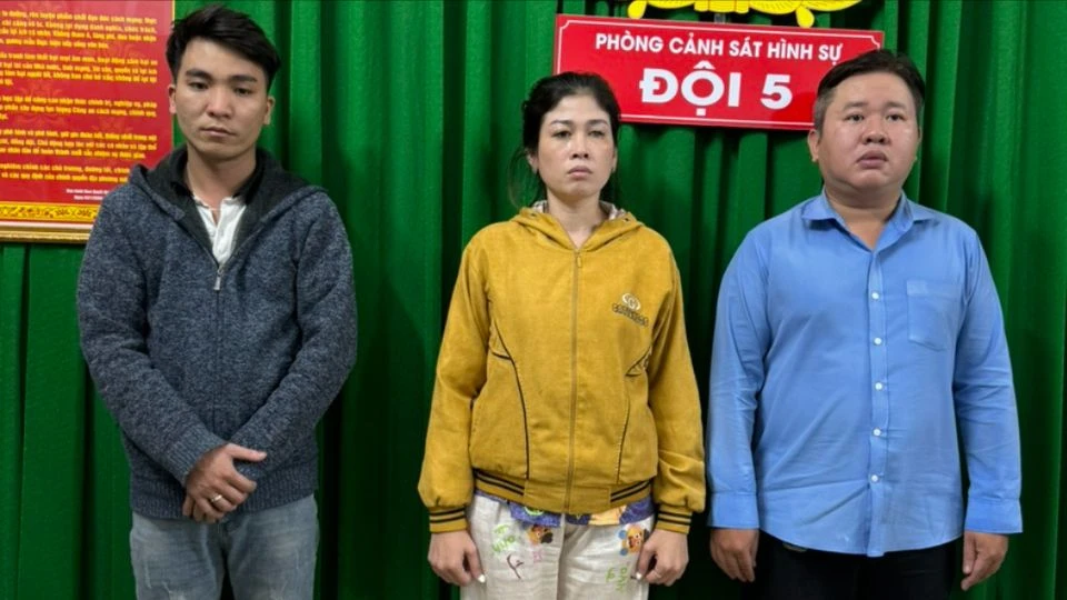 150 tiếp viên sẵn sàng đi ‘tới z’ với khách ở 2 nhà hàng tại quận Bình Tân