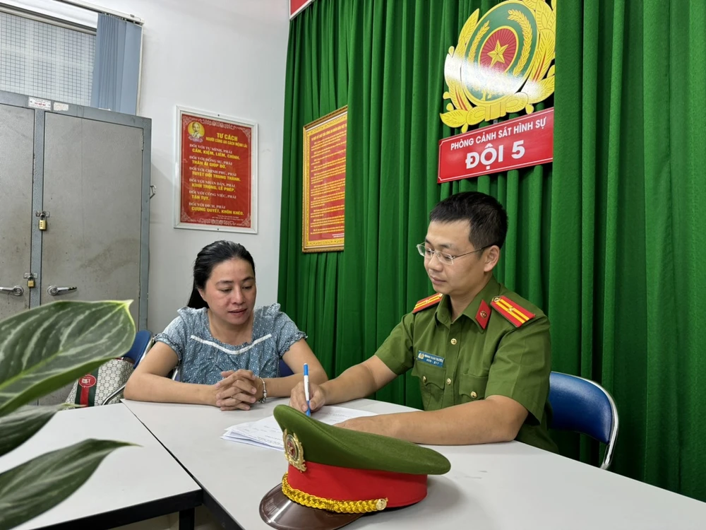 Yến được giao nhiệm vụ đi chợ và ghi sổ sách các lần khách làng chơi đến mua vui. Ảnh: HT Cơ trưởng hàng không làm trùm đường dây ‘đi khách’ giá vài ngàn đô
