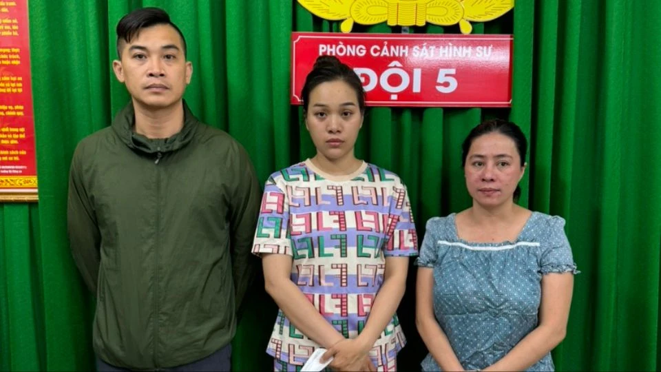 Nguyên, Ly và Yến (từ trái qua) tại cơ quan điều tra. Ảnh: HT Cơ trưởng hàng không làm trùm đường dây ‘đi khách’ giá vài ngàn đô