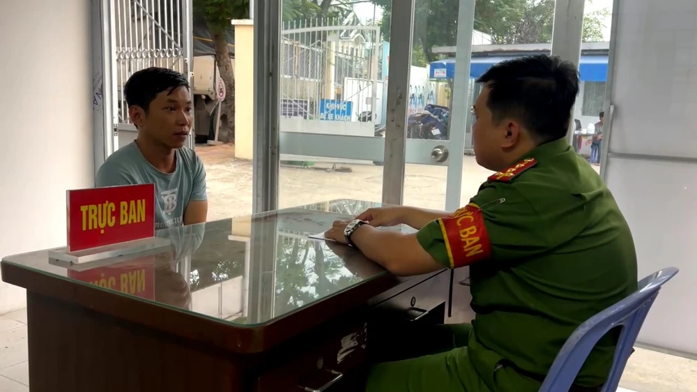 Nam thanh niên dùng băng keo che biển số xe đi cướp giật iPhone vẫn không thoát