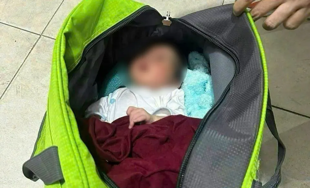 Bé trai sơ sinh bị bỏ lại kèm một mảnh giấy trên đường Trường Chinh