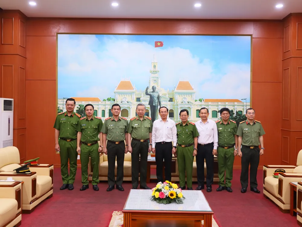 Những kết quả nổi bật, những điểm sáng đáng ghi nhận của Công an TP.HCM trong năm 2023 cũng được Bộ Trưởng Bộ Công an, Bí thư Thành ủy TP.HCM điểm lại. Ảnh: HT Đại tướng Tô Lâm điểm lại các kết quả nổi bật của Công an TP.HCM năm 2023