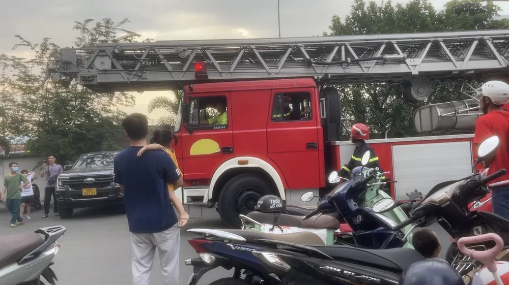 Cháy căn hộ ở tầng 18 chung cư trên Quốc lộ 1, nhiều người tháo chạy