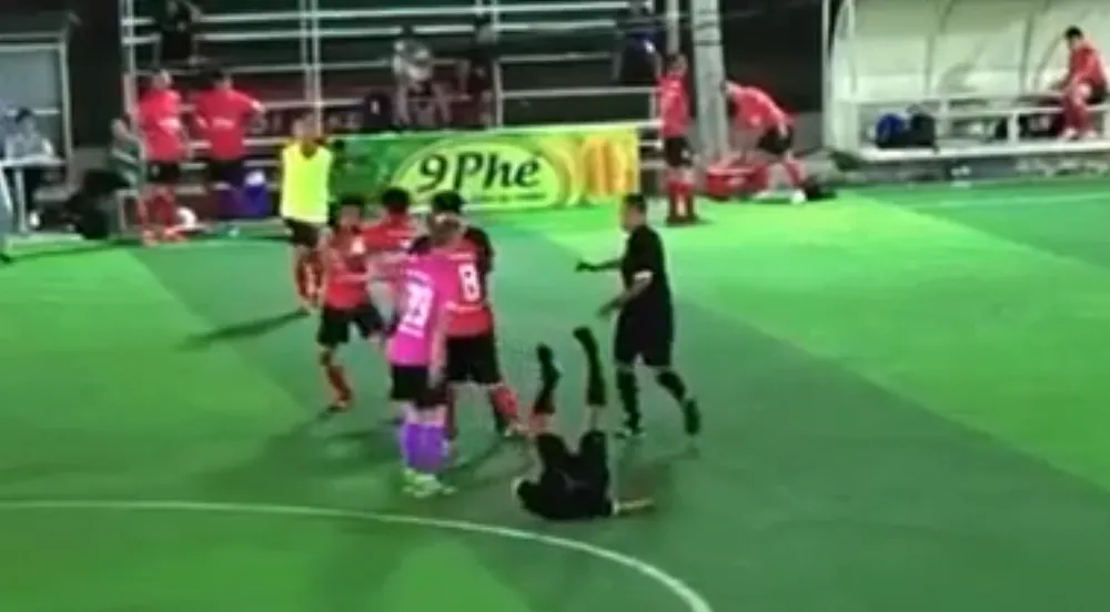 Điều tra vụ trọng tài bị đấm vào mặt trong giải bóng đá Doanh nhân online