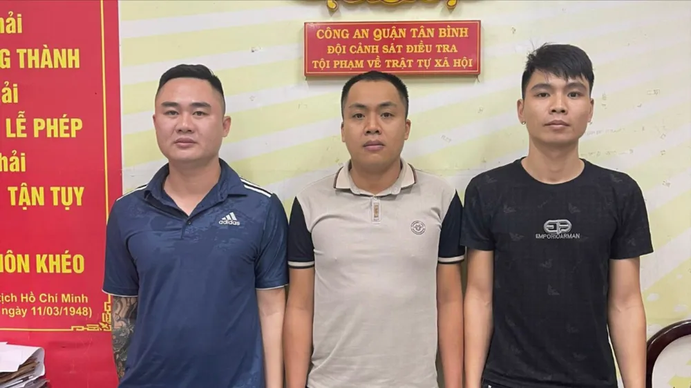 Nhóm cho vay lãi nặng quê Hải Phòng ném trứng thối vào nhà dân để đòi nợ