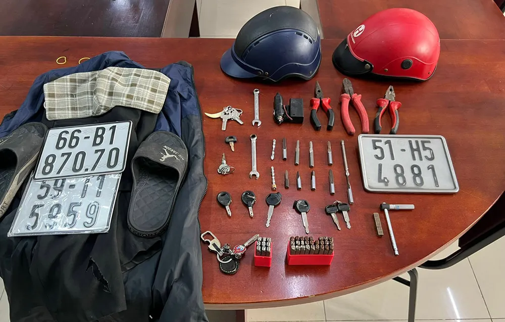 Bắt cả kho ‘dao phóng lợn’ của từ vụ mua xe gian, đục số khung số máy