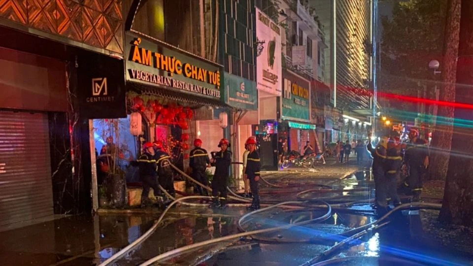 Cháy nhà hàng chay ở quận 1, cảnh sát cứu nhiều người mắc kẹt