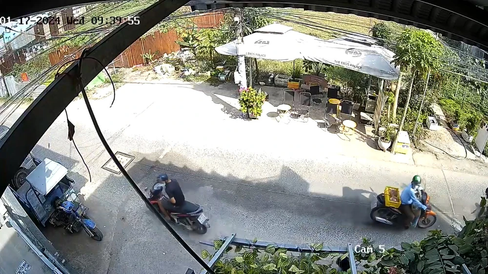 Thanh niên cướp giật dây chuyền bạch kim của người phụ nữ ở Bình Chánh