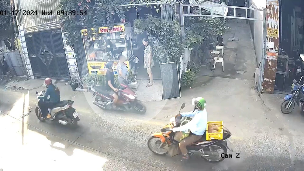 Thanh niên cướp giật dây chuyền bạch kim của người phụ nữ ở Bình Chánh