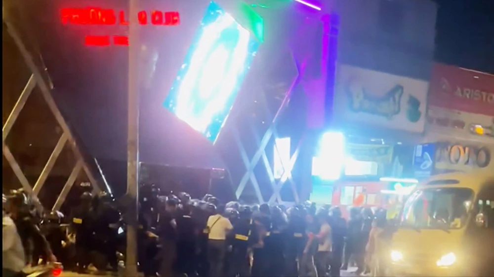 Hàng trăm cảnh sát vũ trang ập vào kiểm tra quán bar ở quận Tân Phú