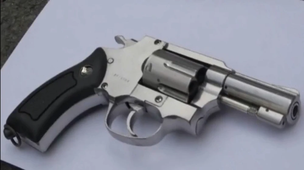 Nhóm buôn pháo đi 2 ô tô, ném bỏ vật giống súng khi bị công an kiểm tra