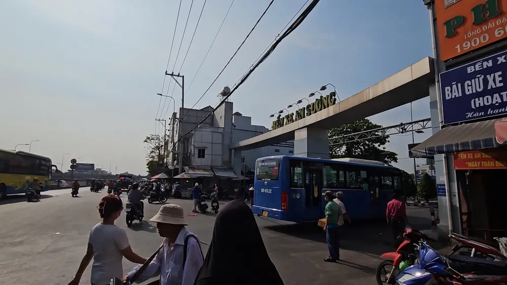 Người đàn ông gục chết bất thường ở cổng bến xe An Sương