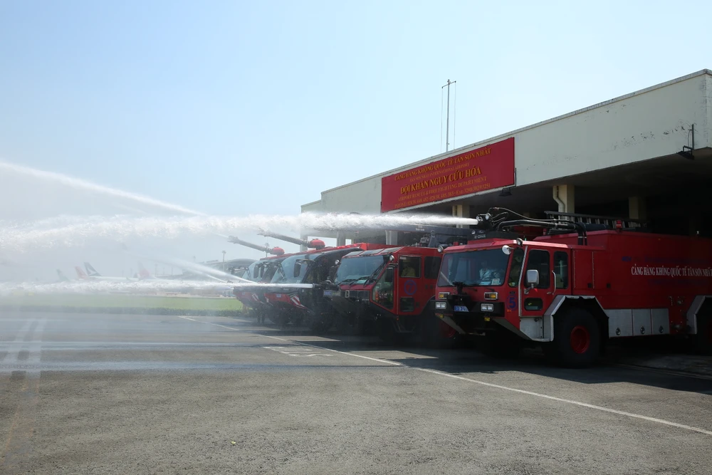canh-sat-pccc-kiem-tra-an-toan-tai-san-bay-tan-son-nhat-va-7-co-so-trong-diem-.JPG