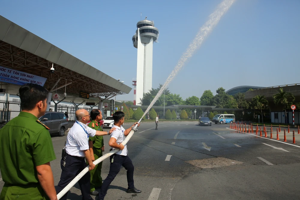 canh-sat-pccc-kiem-tra-an-toan-tai-san-bay-tan-son-nhat-va-7-co-so-trong-diem-2.JPG