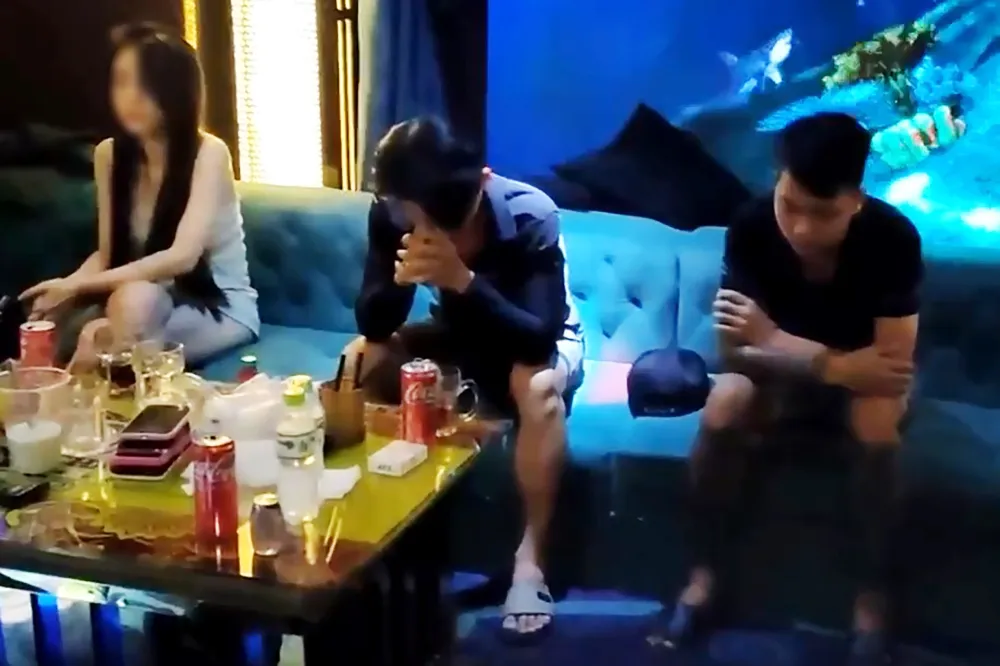 7 nam nữ thanh niên tổ chức ‘phê’ ma túy ở nhà hàng ở Bình Tân