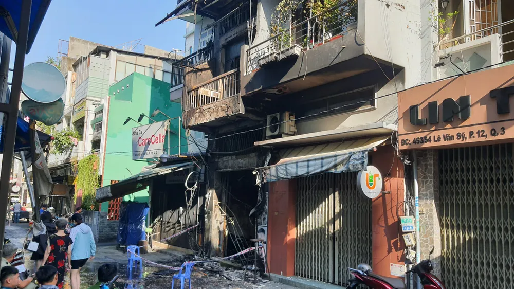 Cháy nhà hẻm đường Lê Văn Sỹ, cả gia đình leo lầu thoát nạn