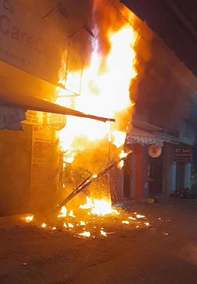 Cháy nhà hẻm đường Lê Văn Sỹ, cả gia đình leo lầu thoát nạn