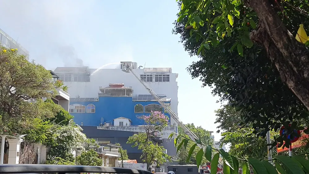 Cháy nhà sáu tầng ở Tân Phú, nhiều người tháo chạy