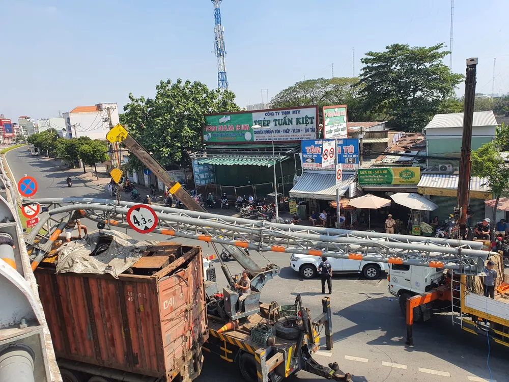 Xe đầu kéo kéo gãy giá long môn trên Quốc lộ 1 rồi va trúng xe buýt