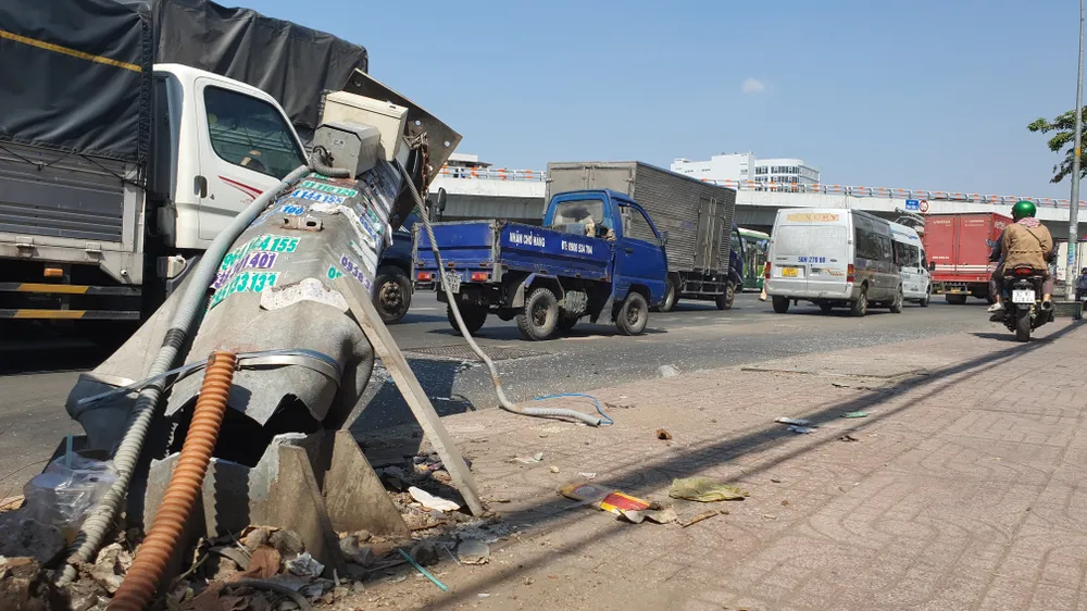 Xe đầu kéo kéo gãy giá long môn trên Quốc lộ 1 rồi va trúng xe buýt