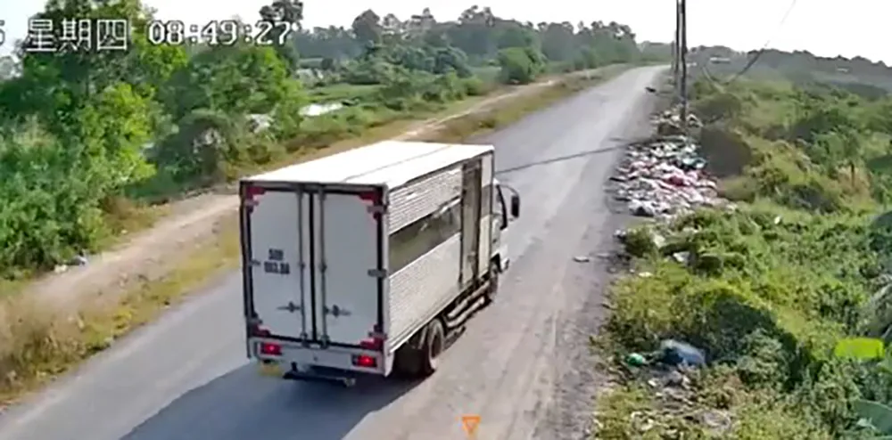 Dùng xe tải đổ trộm rác thải ở Vĩnh Lộc B bị phạt 3,5 triệu