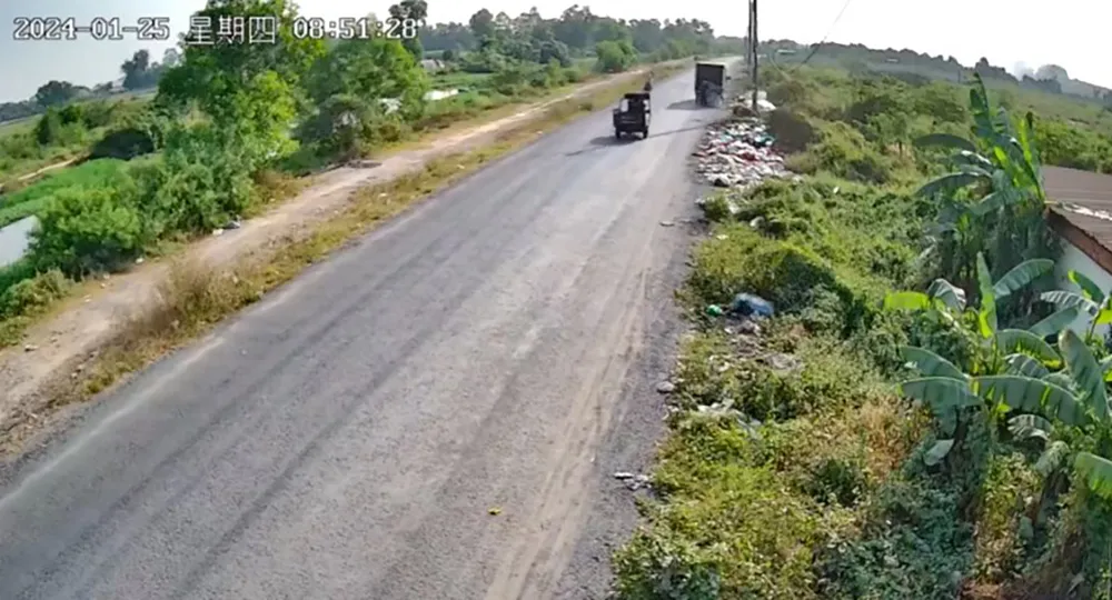 Dùng xe tải đổ trộm rác thải ở Vĩnh Lộc B bị phạt 3,5 triệu