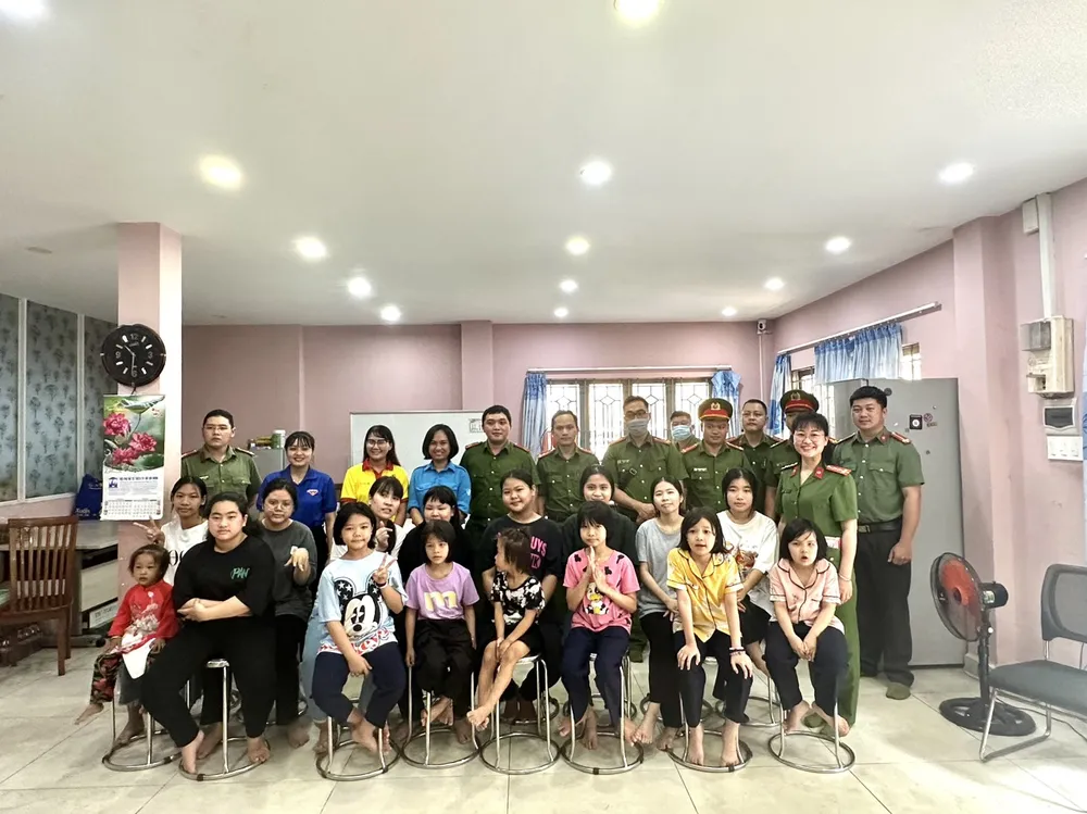 Công an TP.HCM thăm, tặng quà 2 mái ấm ở quận 3 và Bình Thạnh