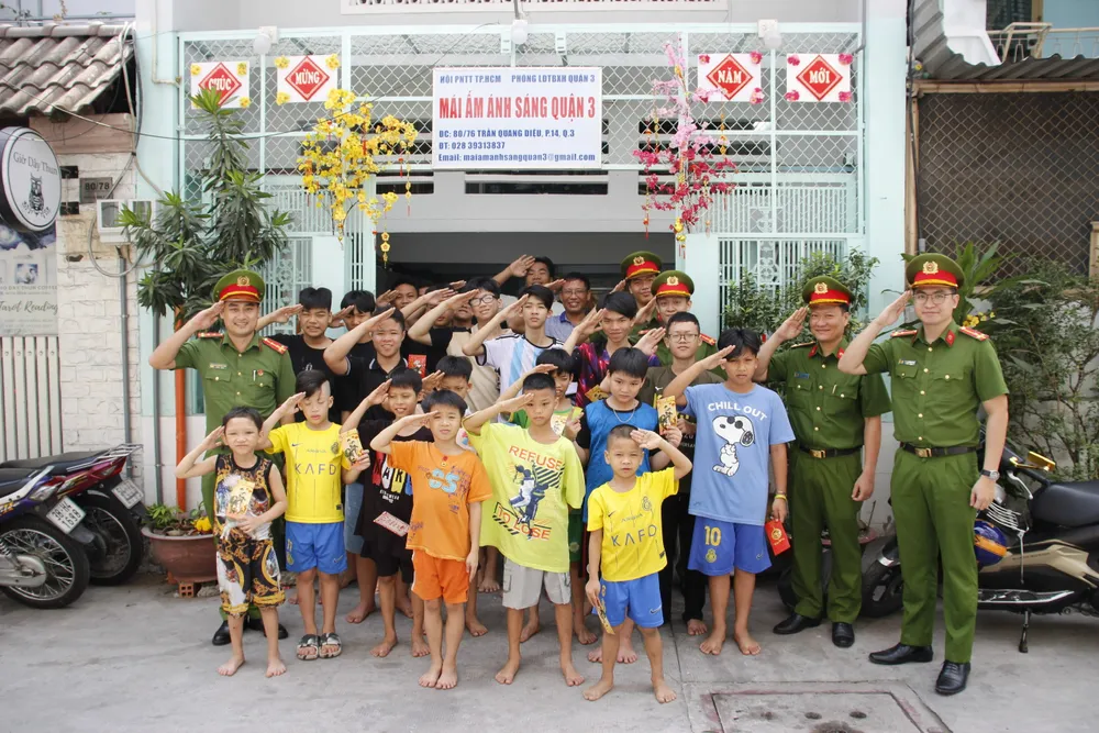 Công an TP.HCM thăm, tặng quà 2 mái ấm ở quận 3 và Bình Thạnh