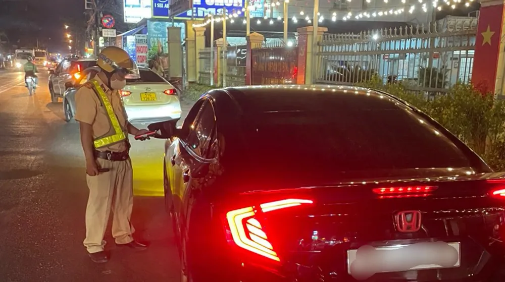 CSGT ở Củ Chi đo nồng độ cồn 'xuyên Tết, xuyên đêm' xử lý hàng trăm người