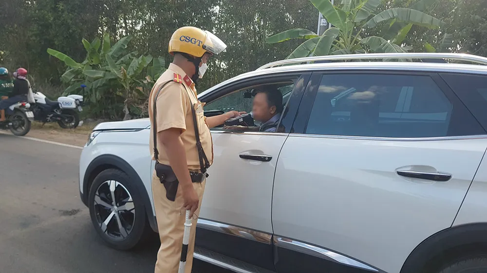 CSGT ở Củ Chi đo nồng độ cồn 'xuyên Tết, xuyên đêm' xử lý hàng trăm người