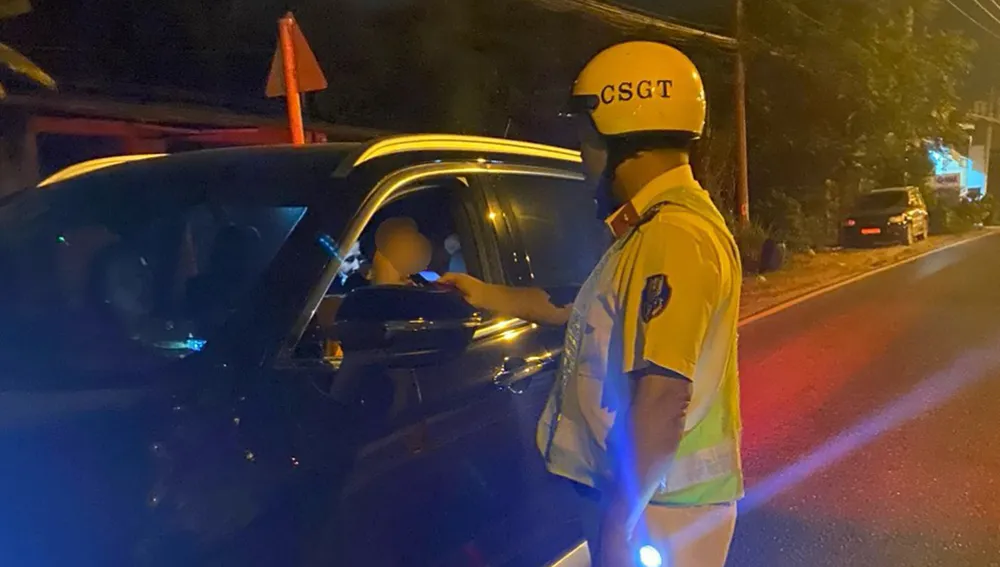 CSGT ở Củ Chi đo nồng độ cồn 'xuyên Tết, xuyên đêm' xử lý hàng trăm người