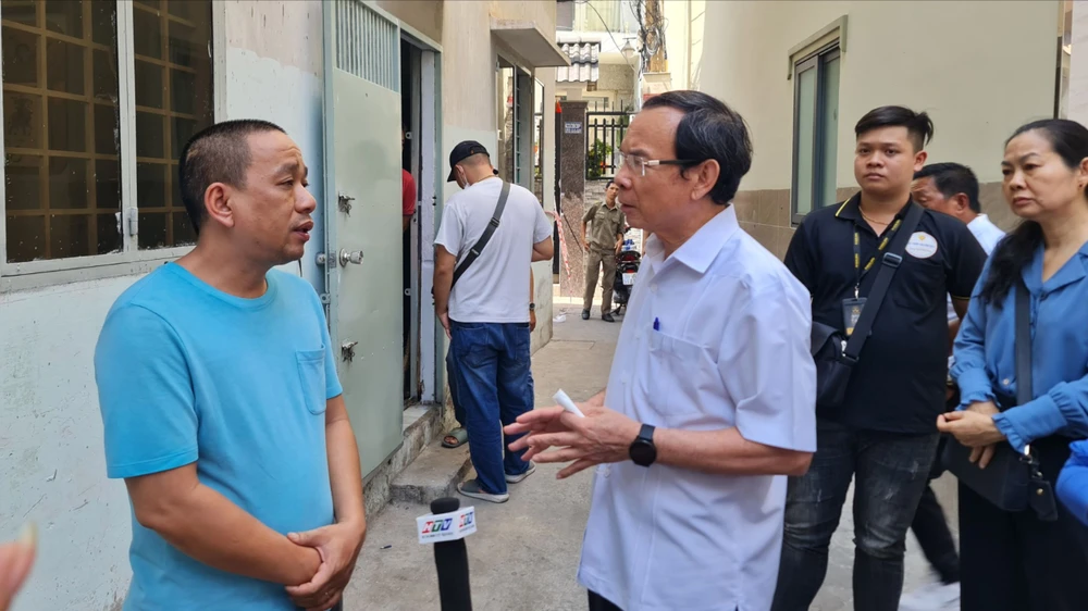 Bí thư Nguyễn Văn Nên đến hiện trường vụ cháy 3 căn nhà, 4 người chết ở quận 10