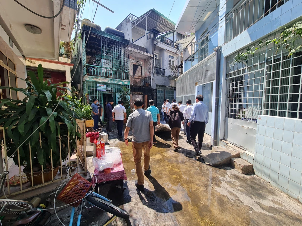 Căn nhà cháy nằm trong hẻm trên đường Cách Mạng Tháng 8. Ảnh: HT Vụ cháy 3 nhà chết 4 người: Hàng xóm nghi 1 nạn nhân phóng hỏa