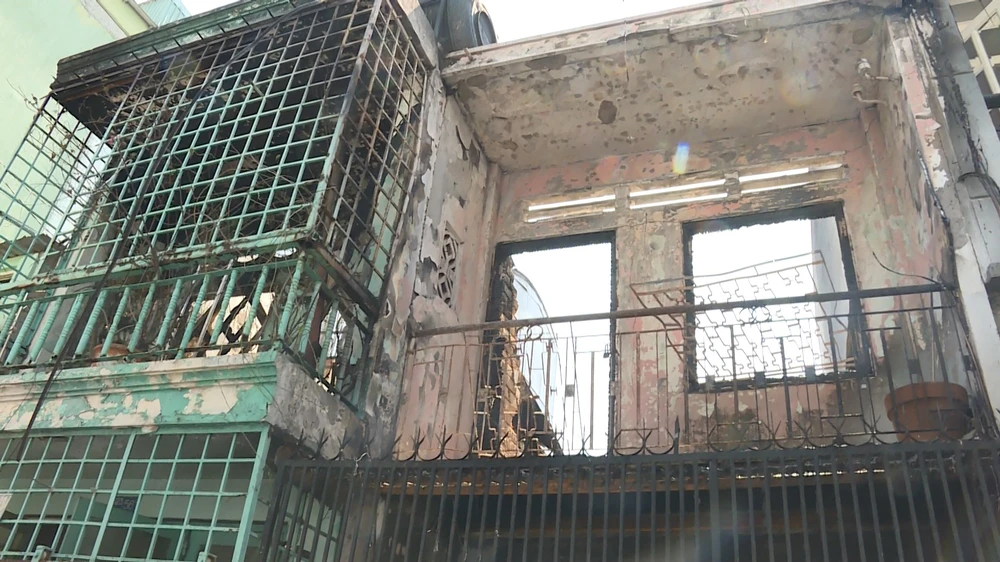 Căn nhà nơi xảy ra vụ cháy khiến bốn người tử vong. Ảnh: HT Vụ cháy 3 nhà chết 4 người: Hàng xóm nghi 1 nạn nhân phóng hỏa