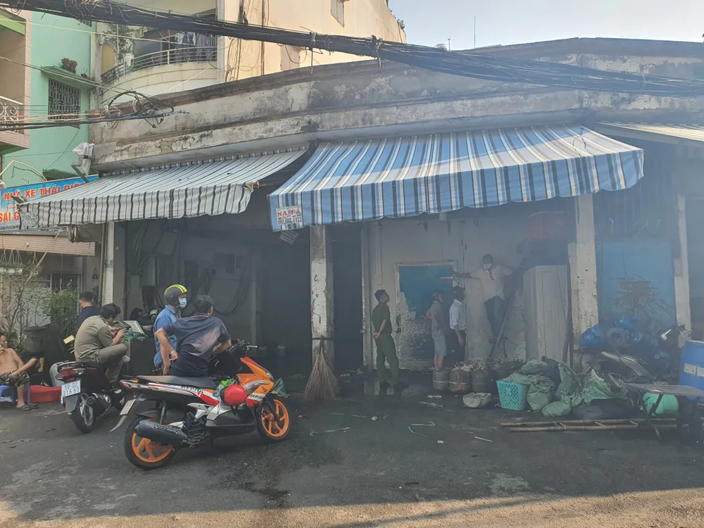 Tiệm nước đá cháy dữ dội gần chợ Phạm Văn Hai