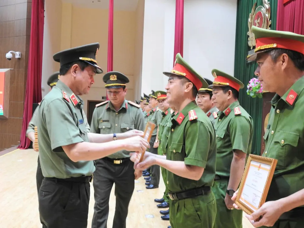 Công an TP.HCM cũng khen thưởng các tập thể, cá nhân có thành tích xuất sắc. Ảnh: CA Công an TP.HCM tổng kết công tác cải cách hành chính năm 2023